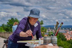 Rosemary Keßler am Michelsberg malen