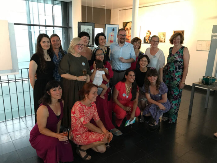 Florian Janik Erlangen Bürgermeister mit den Künstlerinnen der International Women's Group Franconia