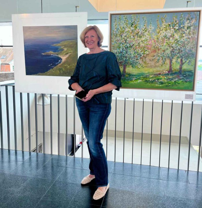 Rosemary at the Treppenhaus Galerie Erlangen with Cliffs by Lamorna and Fränkische Kirschblüte